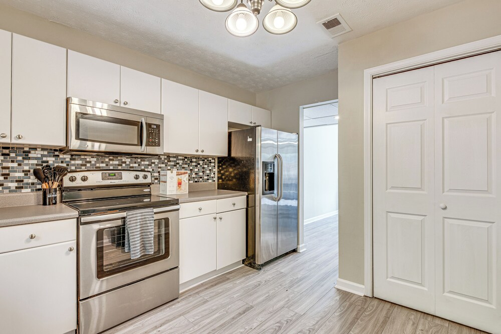 Welcoming Townhome: 1/2 Mi to Downtown Smyrna