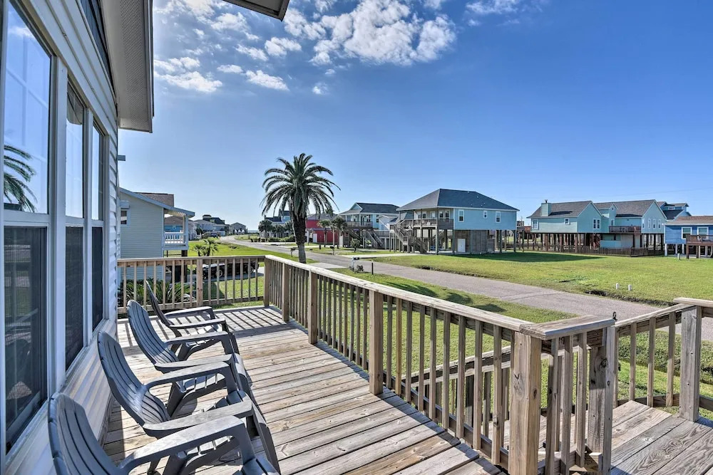 Steps to Beach! 'surf Cottage' in Galveston