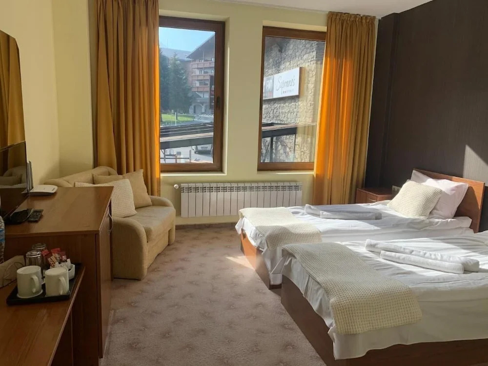 Room-granat Double Room 3- Next to Gondo