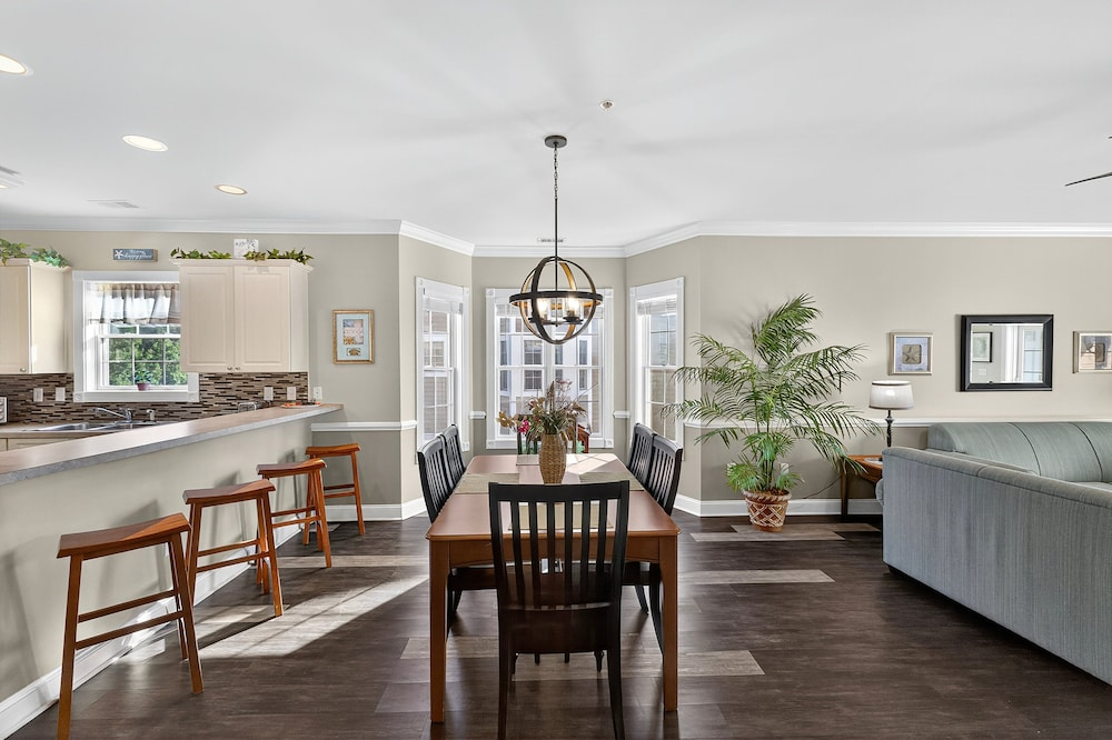 Magnolia Pointe Luster Leaf 4825-301
