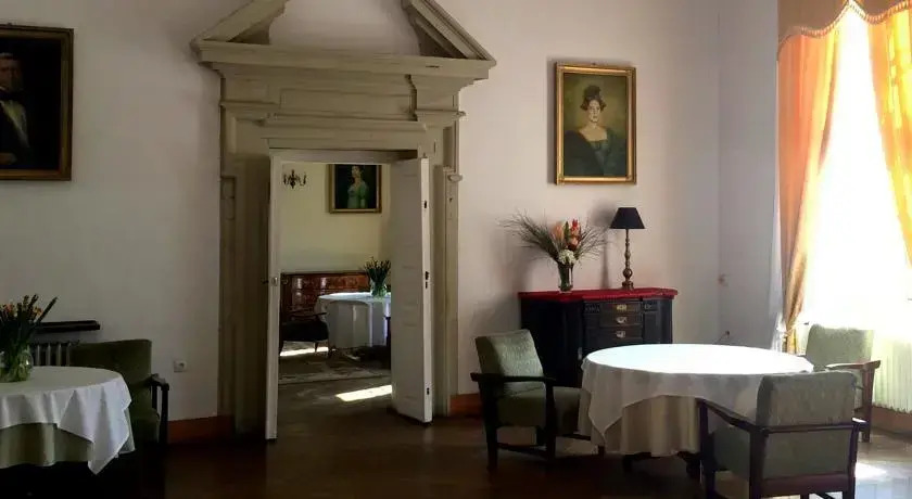 Pałac w Oborach