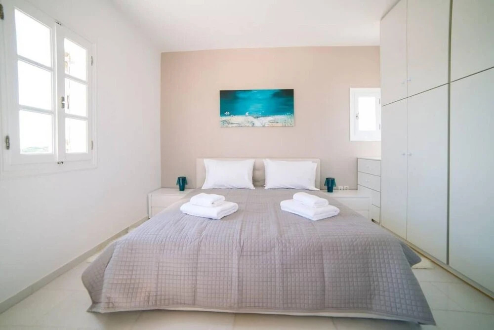 Coral Villa with 4 bedrooms in Paros