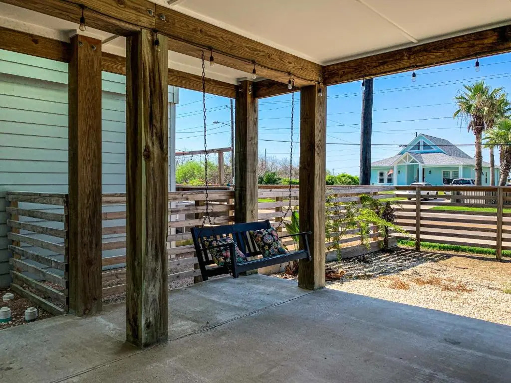 OV2 House on Stilts with Beachy Decor, Near Beach, Balcony Overlooking Private Pond, Shared Pool
