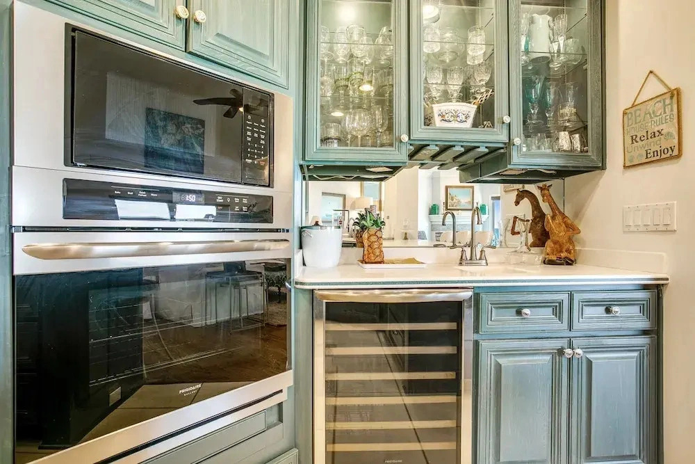 Tranquil Coastal Home With Ocean Views, Beach Access, Balcony & Shared Pool