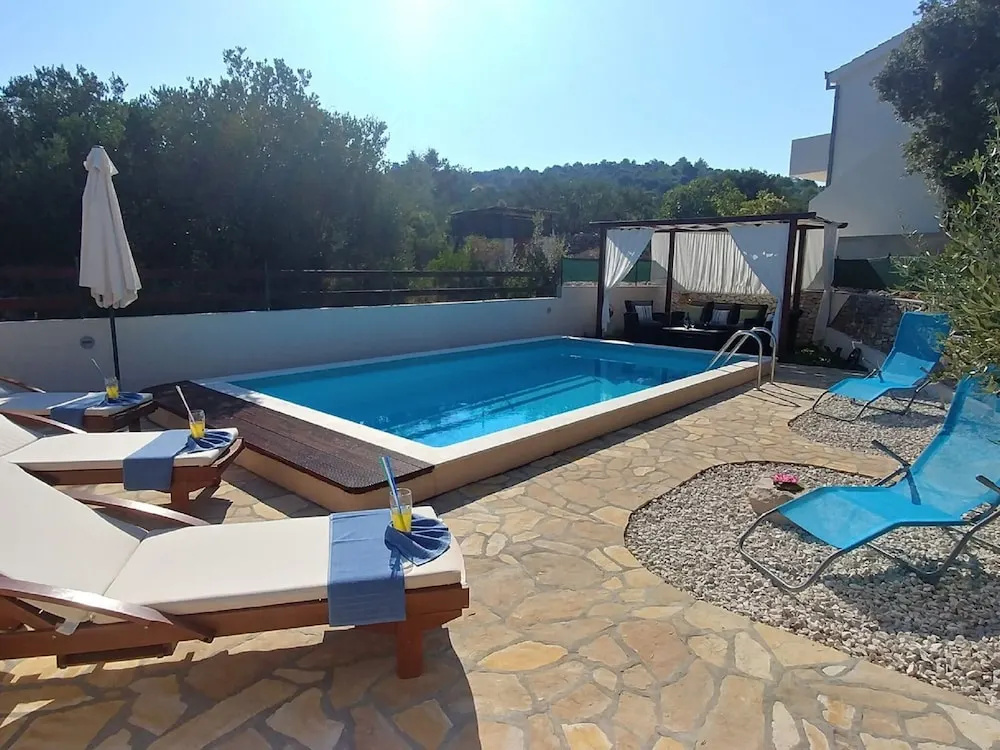 Holiday House With sea View, Outdoor Pool and Free Private Parking