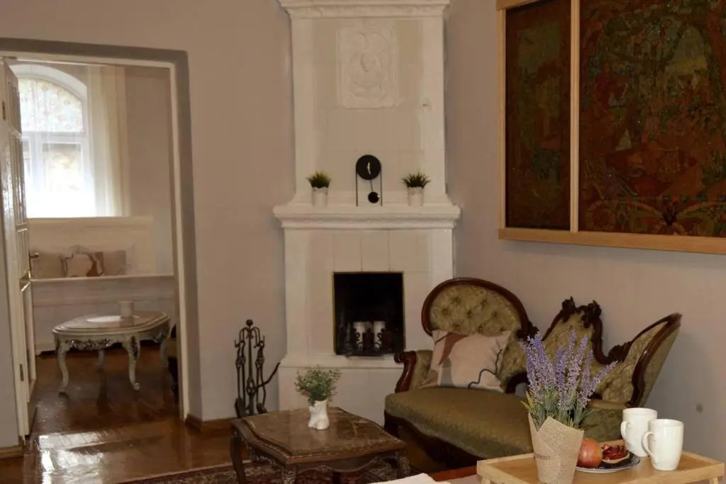 Unique Spacious Classic 3bedroom Midtown Apartment ! FREE parking ! BILLIARD room !