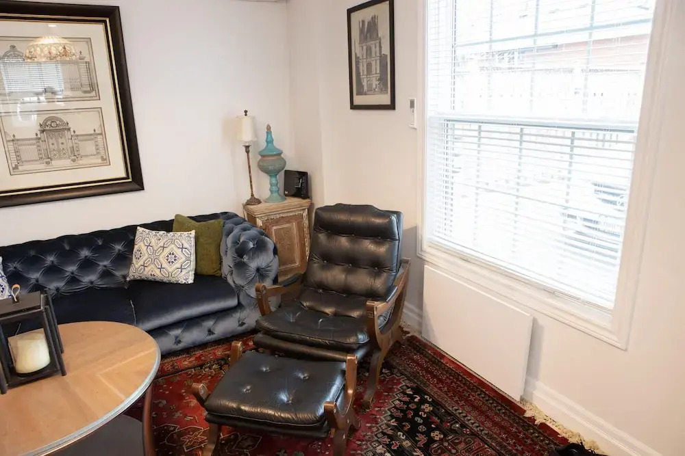 Detached Victorian Style Tiny Home - Long Stays U7