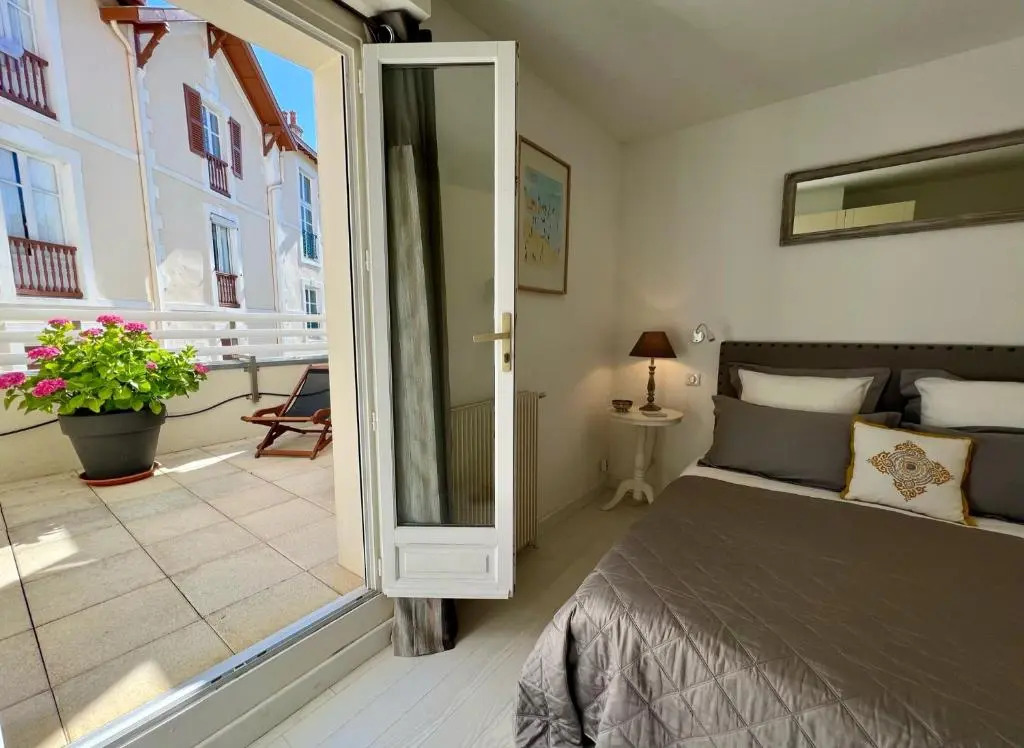 120m2 Avec Deux Terrasses Ensoleillees a Biarritz