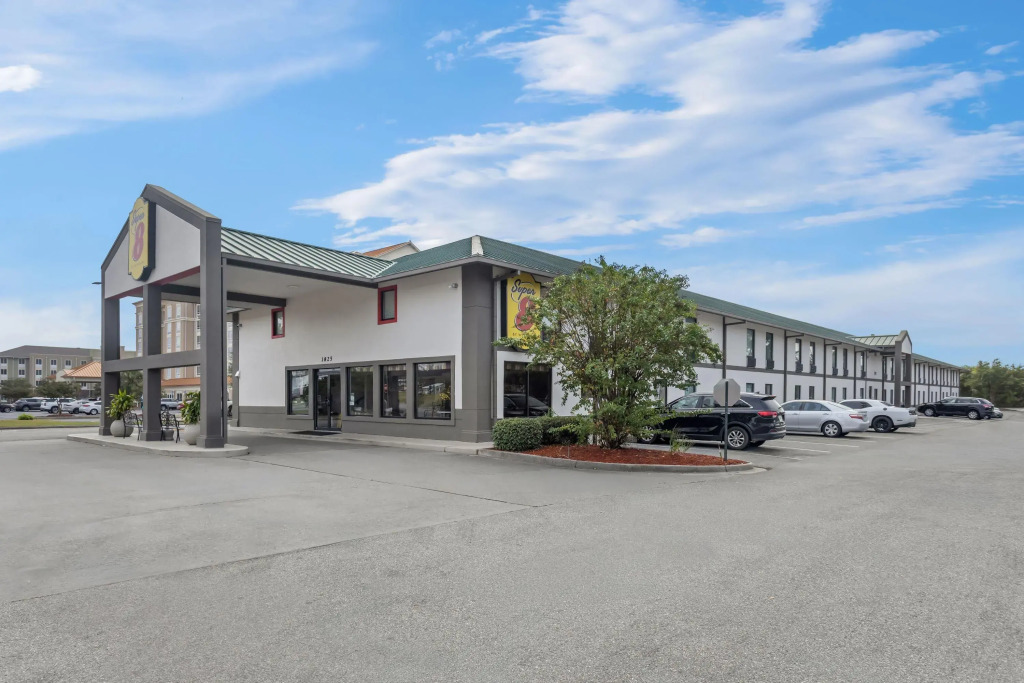 Super 8 by Wyndham Valdosta GA I-75