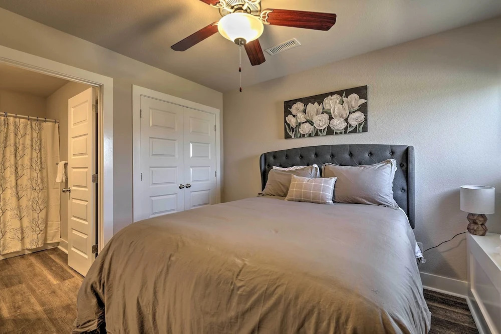 Fayetteville House: Pool Access & Gas Grill!