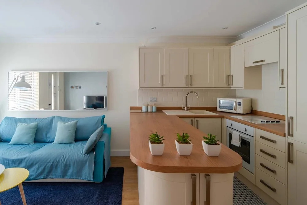 Fantastic 1BR Home - 1 Stop To Canary Wharf!