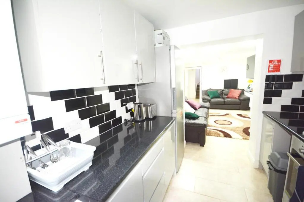 London Zone 2 Three Bedroom Apartment