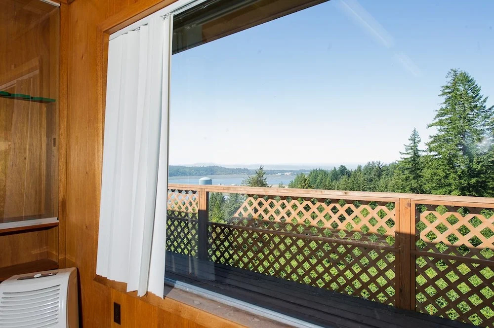 Bay View Retreat for 21 Guests 5 Br home by RedAwning