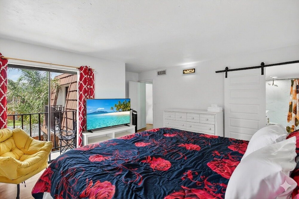 Bright & Cozy Townhome · Pool & Near Downtown