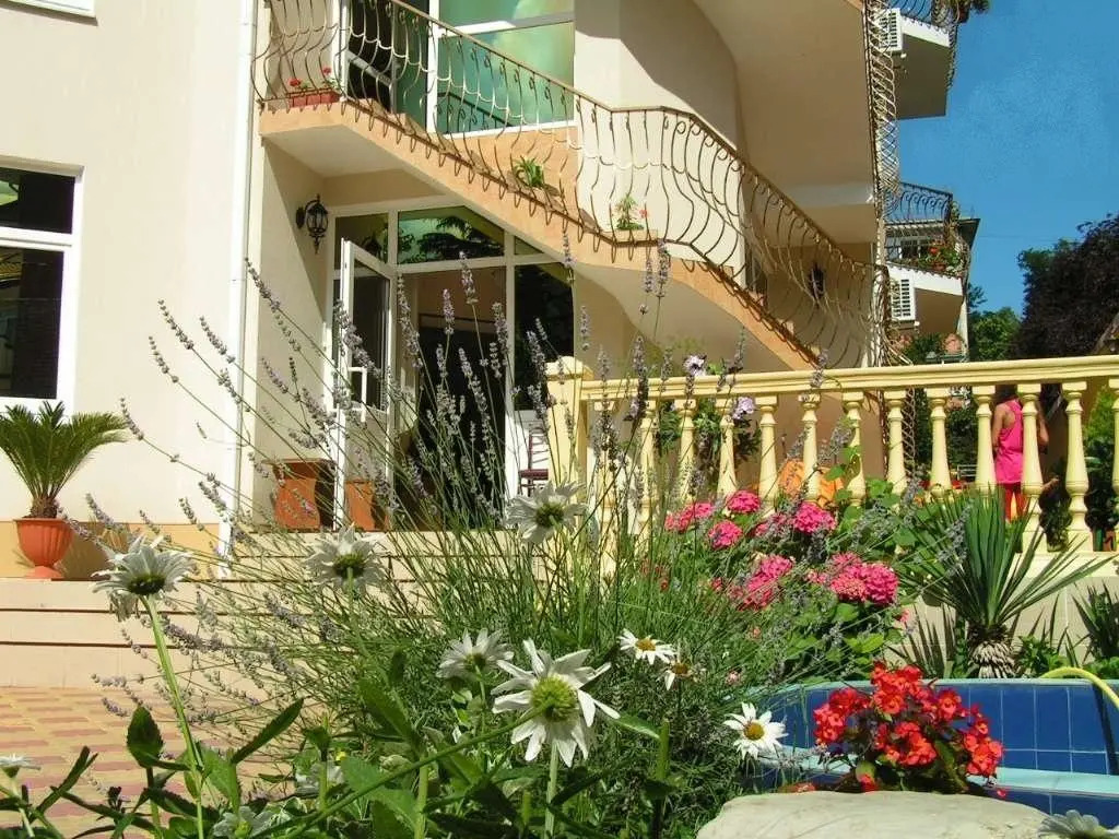 Лаура