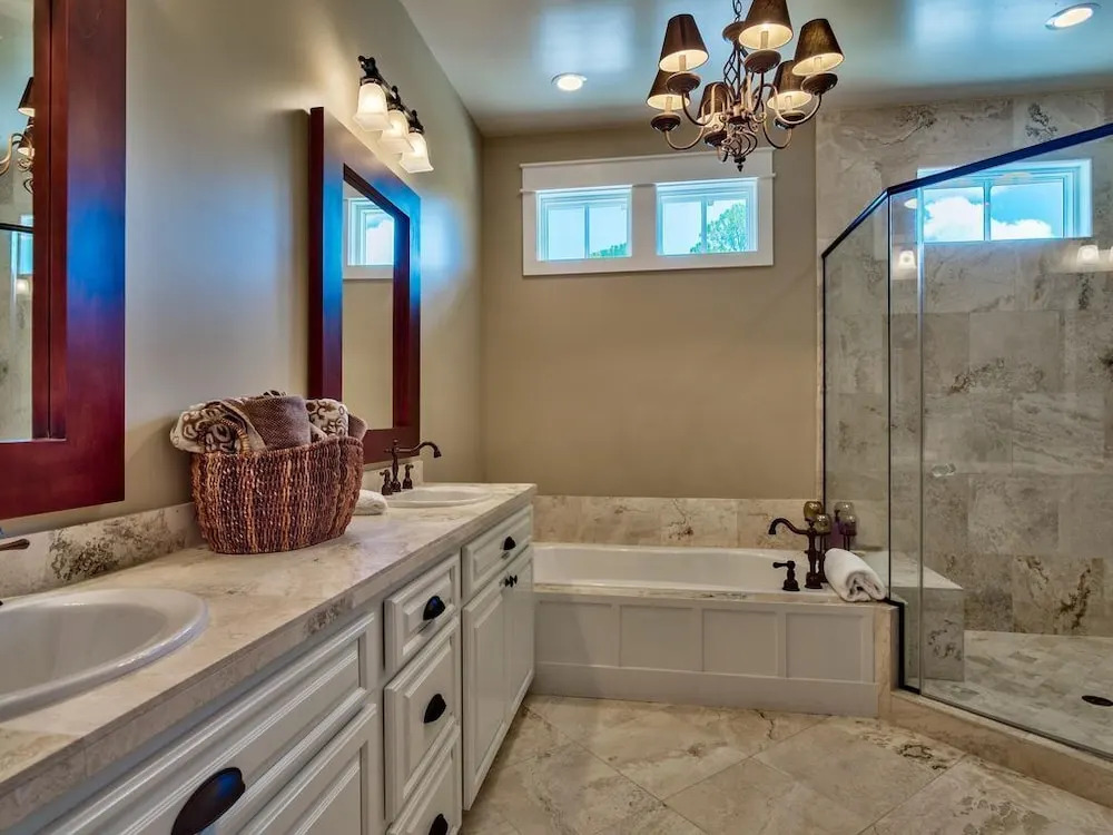 Large Private Pool & Short Walk to Beach! Outdoor Tv!!