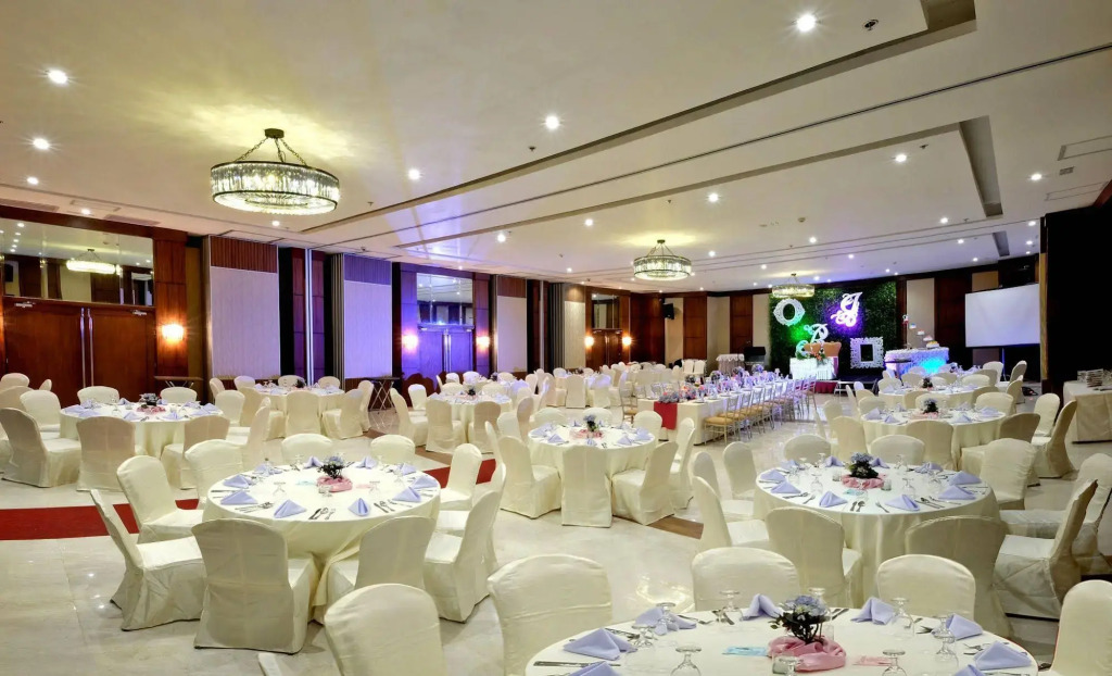 Golden Prince Hotel & Suites