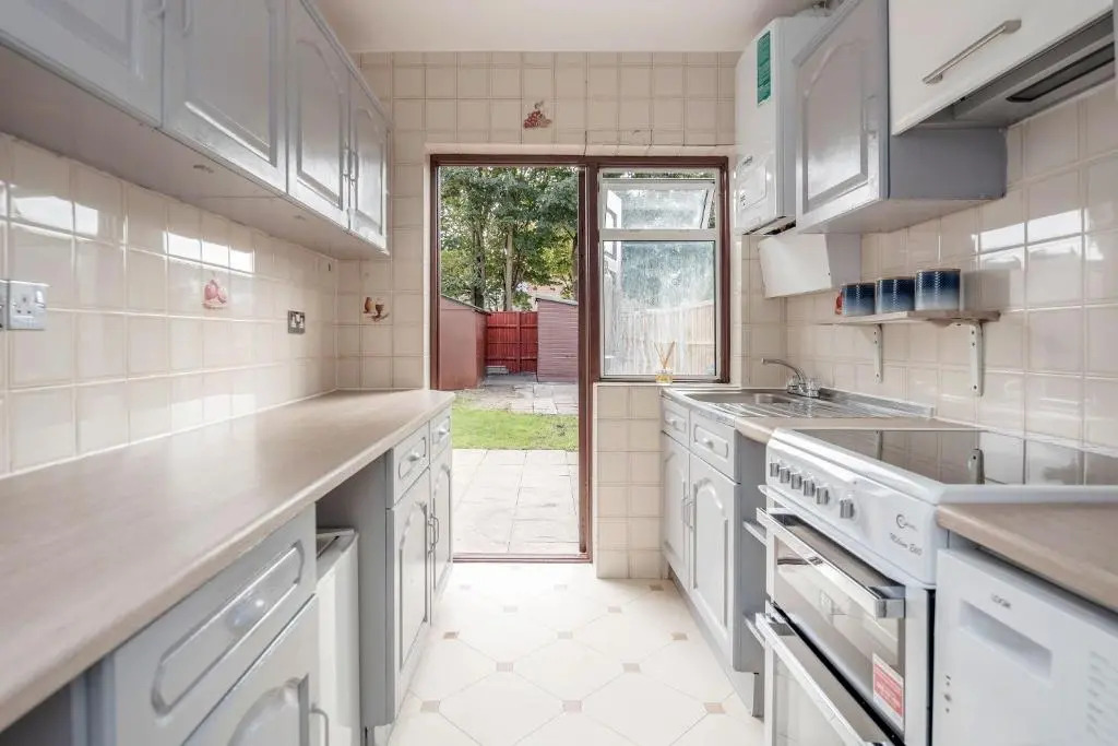 Lovely 4-bedroom House Near Romford Station