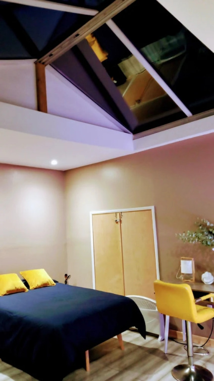 Stunning 1-bed Cabin in Bromley With hot tub