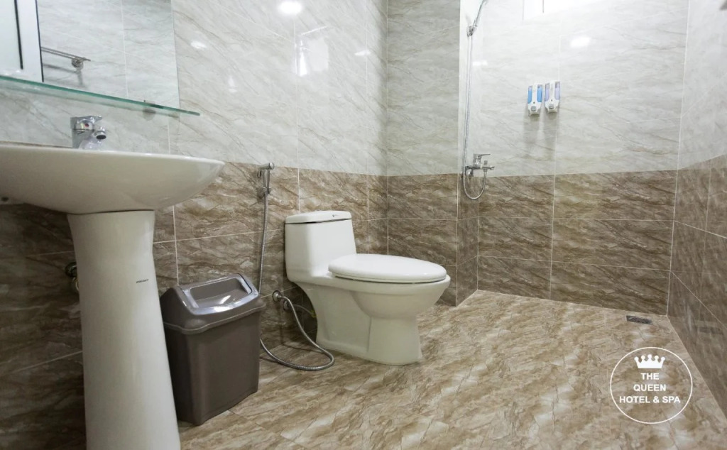 The Queen Hotel & Spa 2