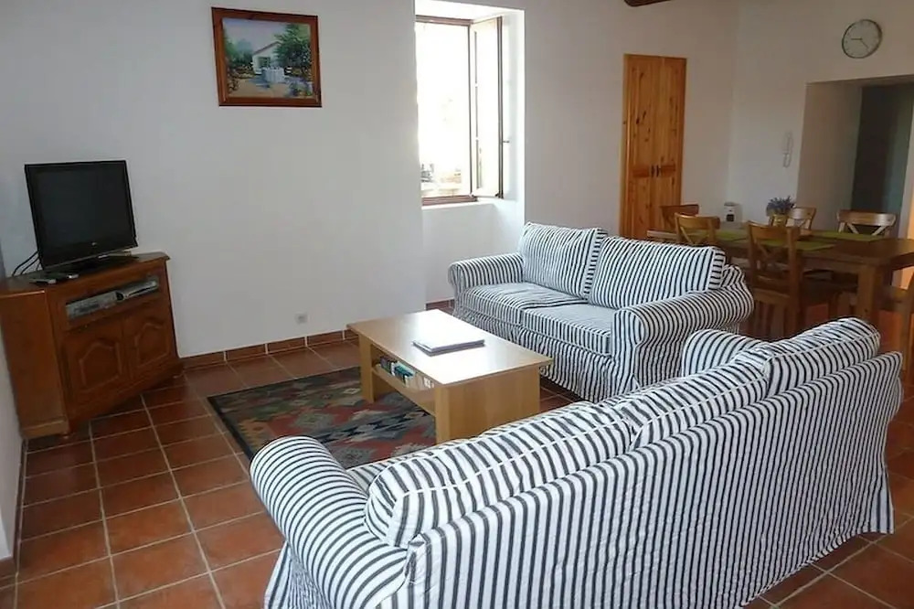 Large Ground Floor Apartment With 2 Bedrooms And A Big Terrace