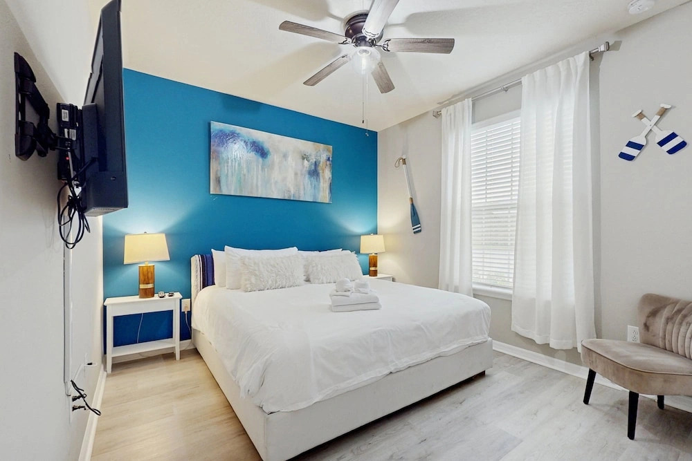 Charming Townhome With Private Pool, Lanai, & Washer/dryer