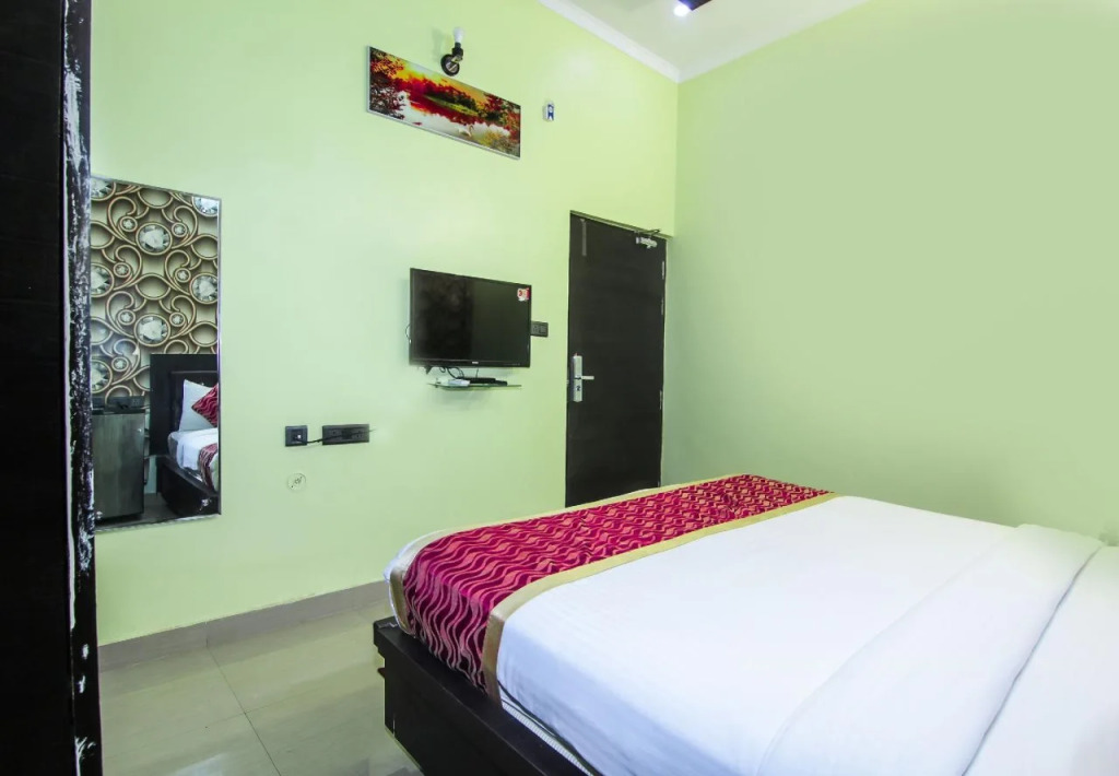 OYO 8680 Hotel Vaishnavi Inn