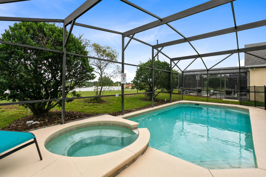 Tropical and Peaceful This 5 bed With Pool Spa
