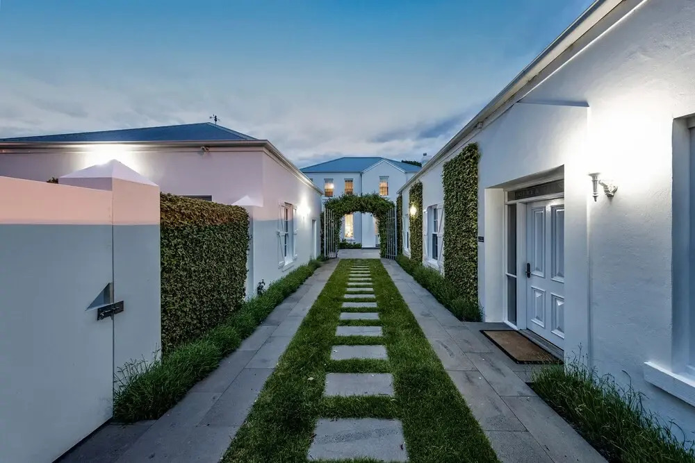 Oscars Waterfront Boutique Hotel