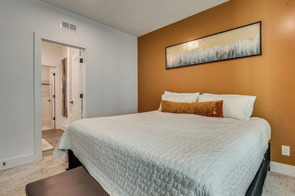 1 Mi Decatur Square New Condo Walkable to Marta