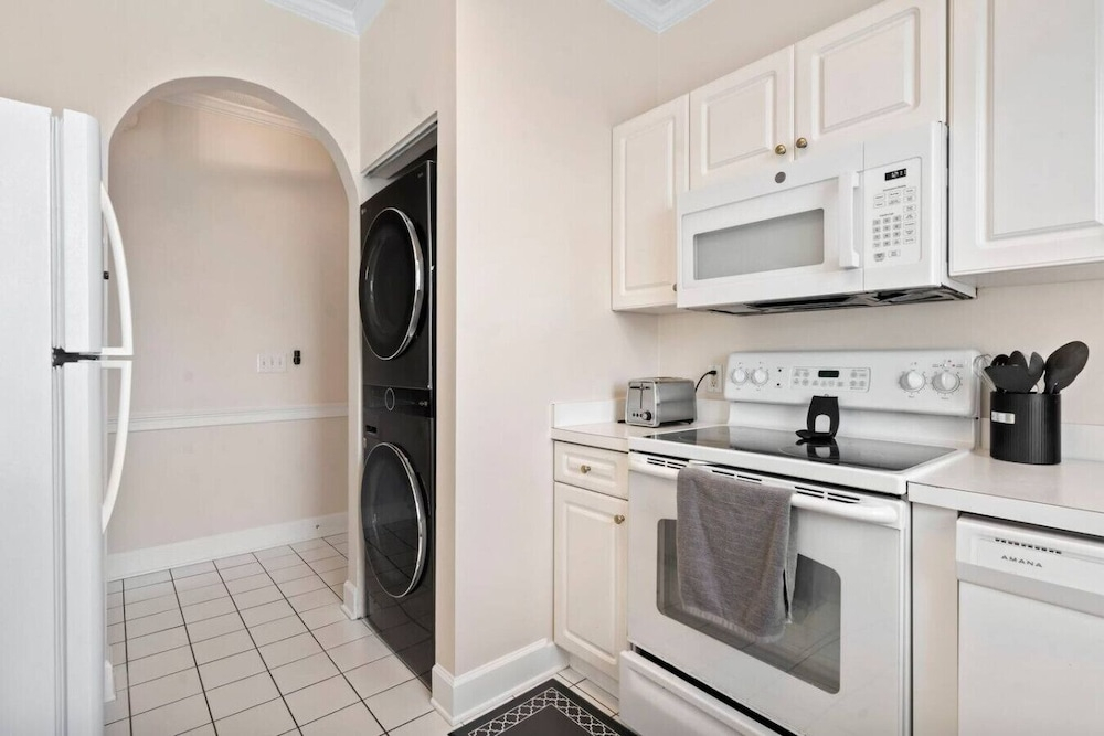 Travel the World Pet-friendly Global-themed Condo w/ Natural Light