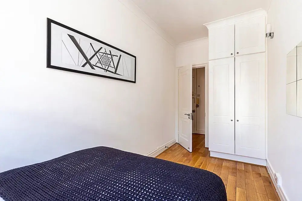 Modern 2 Bedroom Flat Near Queensway