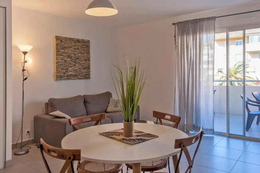L'orangeraie Calvi centre à 300m de la plage et du port parking privé