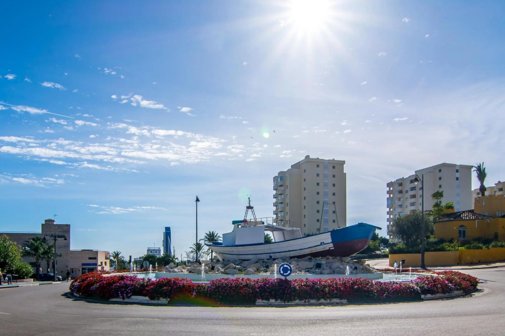 CP - Modern Beachside Apartment in Estepona