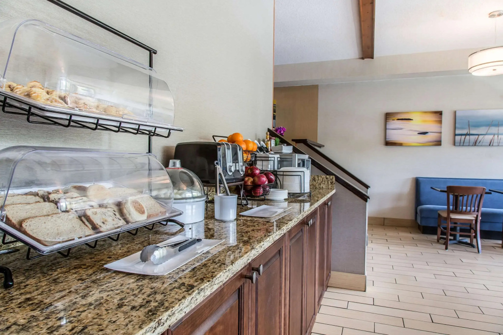 The Black Swan Lee - Lenox, an Ascend Collection Hotel