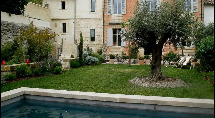La Maison Rouge dUzes B&B