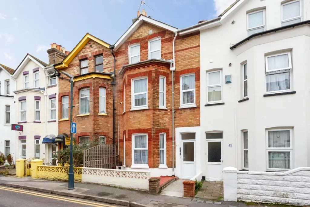 Charming, Well-Equipped Apt - 5 Minutes From Beach