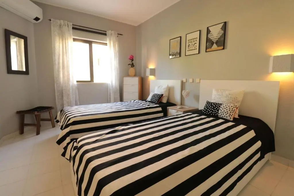 LovelyStay - Cozy 1BR Flat in Alvor with AC and Balcony