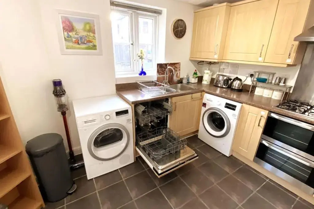 Modern & Stylish 2 Bedroom Apartment! - Ground Floor - FREE Parking for 2 Cars - Netflix - Disney Plus - Sky Sports - 1 Gigabit Internet Service - Newly decorated - Sleeps up to 4! - Close to Bournemouth Train Station