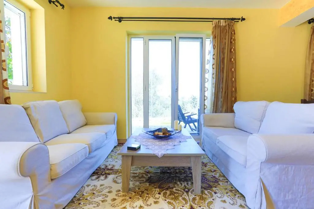 Villa Lemonita: Brand new, sea views, WiFi, near Loggos
