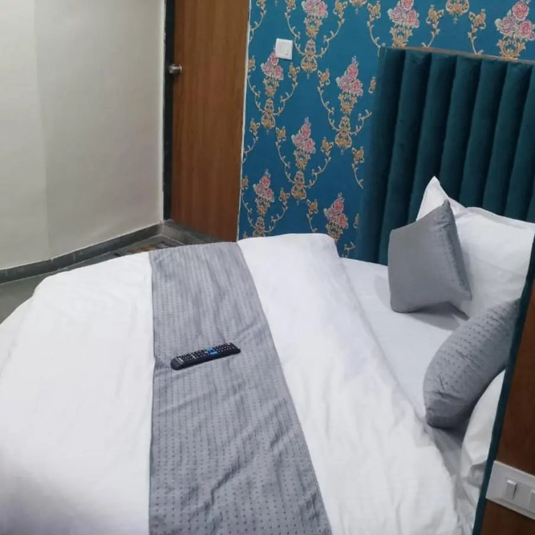 Hotel S G, Vadodara