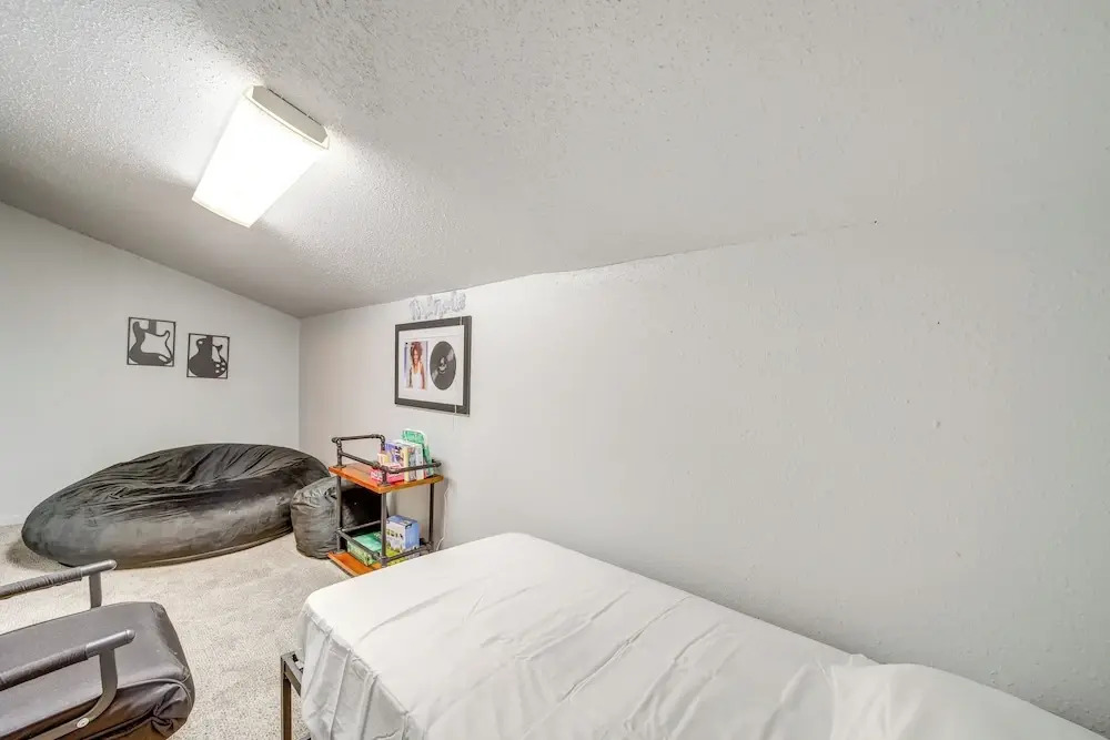 Pet-friendly Retreat w/ Yard, 12 Mi to Dtwn Tulsa