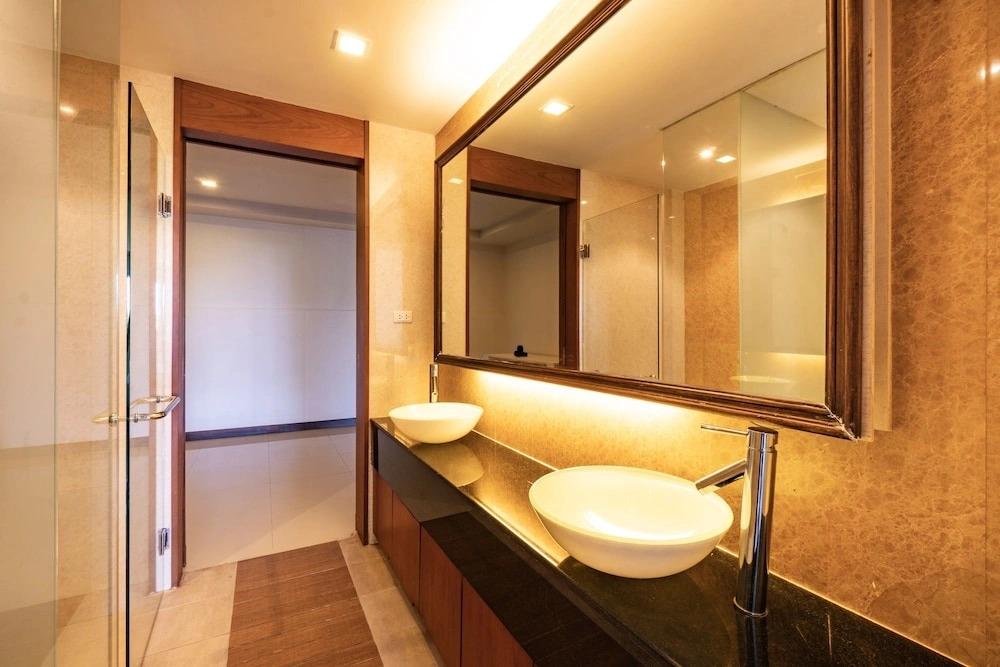CAPITAL O890 The Royal Bay View Villas