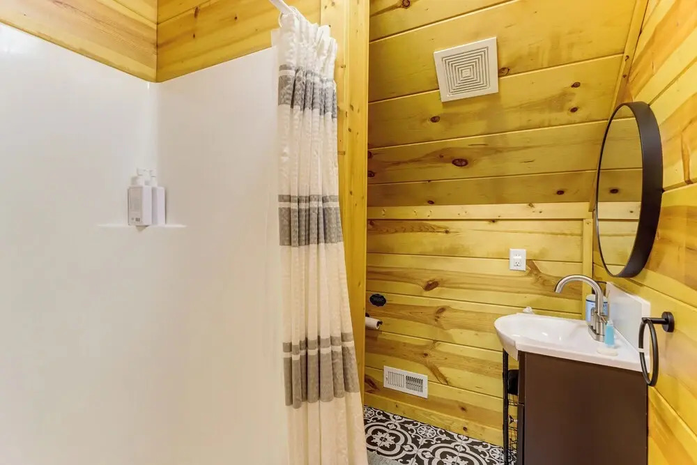 Lakeside Cabin: Game Room, Dock, Orchard, Wineries