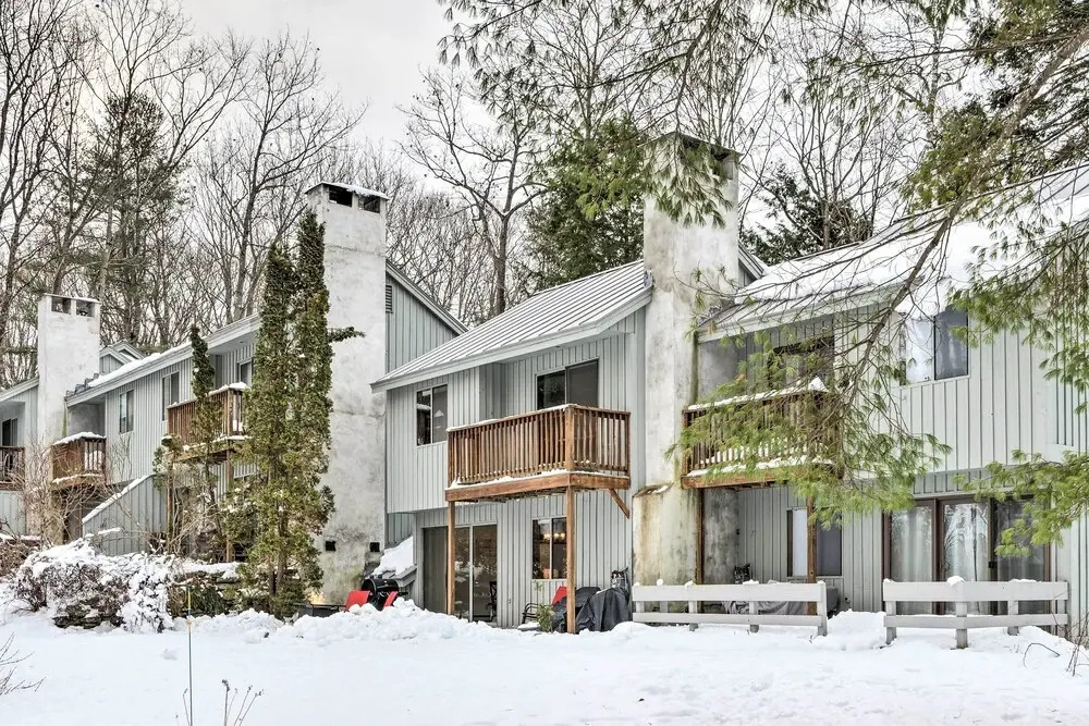 Hartford Escape w/ Fire Pit ~ 3 Mi to Ski & Golf