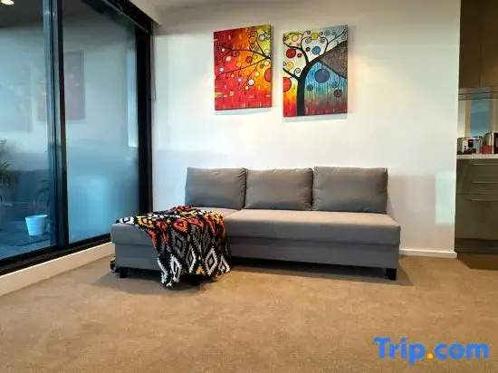 Melbourne Sky-High 2BR City Views & Free Parking