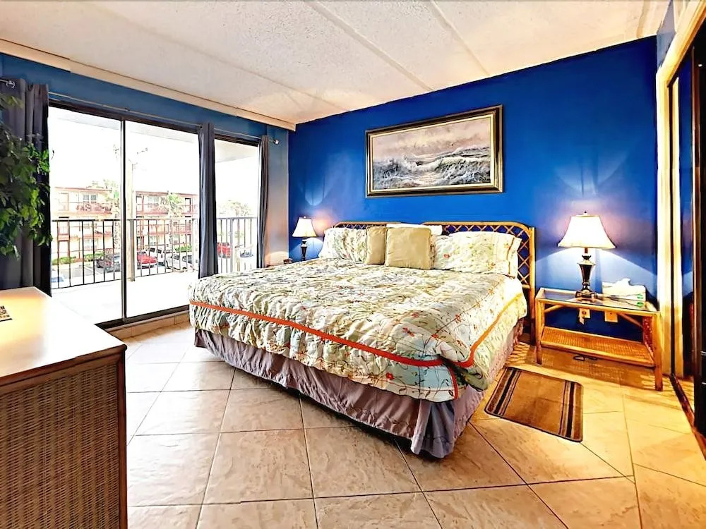 5570 Gulf Blvd Condo Unit 201 - 2 Br condo by RedAwning