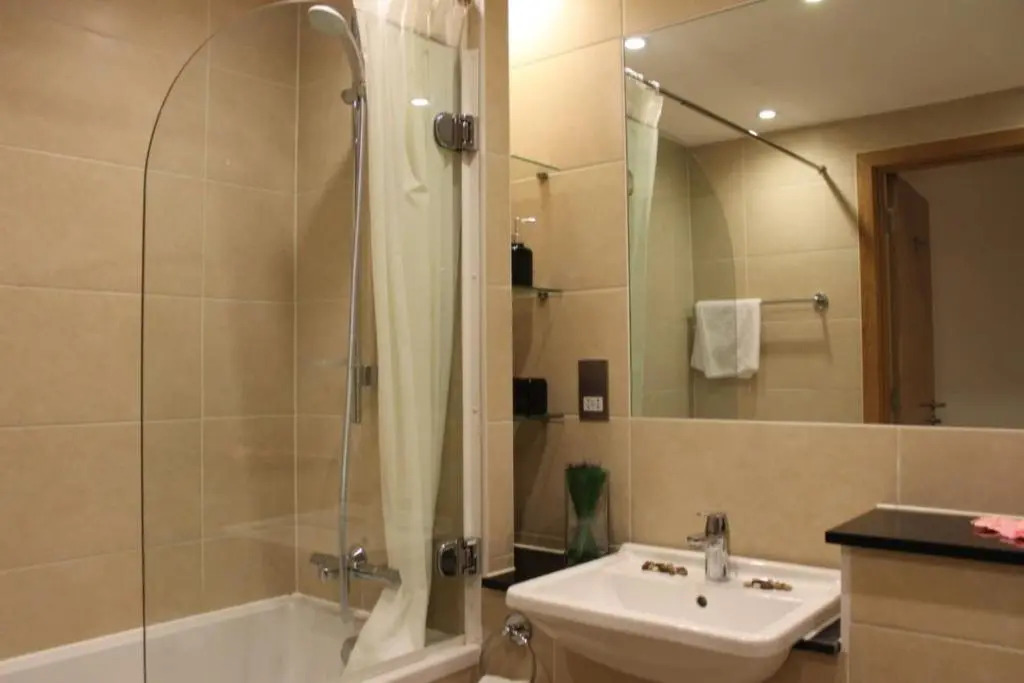 Stylish 3 Bed 2 Bath Apartment Hyde Park