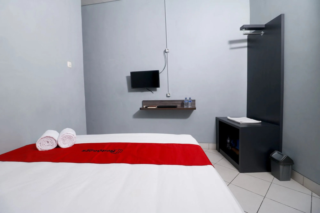 RedDoorz Plus near RS Harapan Kita