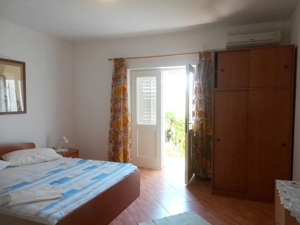 Apartment With 2 Bedrooms in Baška Voda, With Enclosed Garden and Wifi